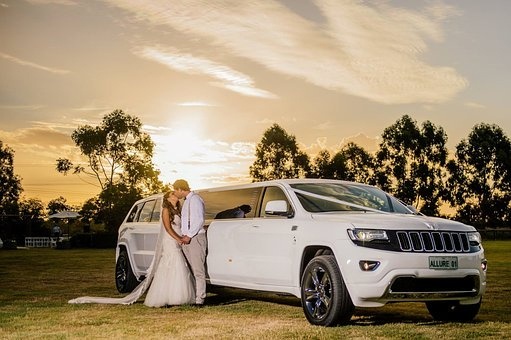 Should I Hire a Limo for My Wedding?